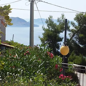salina-acroeoliano-monolocali-indipendenti-in-villa.sicilyhotelsitaly.net/